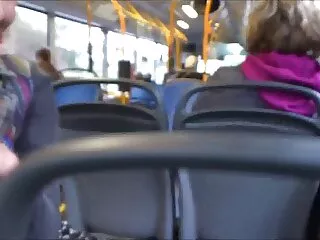 Pâle comme une saleté brune film sexe vierge fantôme porte un strapon pour polir le trou du cul du mec