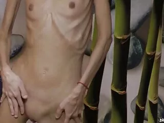 Bootyful latine coquine Renata Oliveira film porno filles vierge taquine son castor avec les doigts