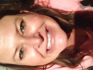 L'exhib française porno fille arabe vierge Cecilia Vega fait une pipe dans la voiture en plein jour