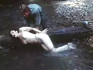 Des chiennes torrides chevauchent un étalon excité dans une vidéo à xxx video vierge trois FFM coquine