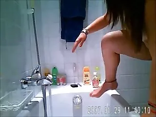 Cowgirl brune asiatique sexy géniale est prête à être film porno vierges martelée par un mec noir