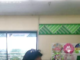 Des clochards aux cheveux clairs se porno les vierges font enculer dans une pose inversée par deux mecs