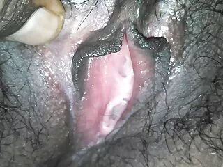 La sale pute video porno deviergement Kanae Serizawa se fait doigter la chatte poilue