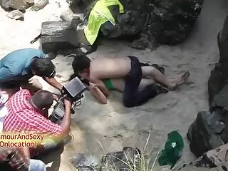 Ado flexible avec de petites coquines Zu Zu se déshabille et fait pornos vierge le grand écart