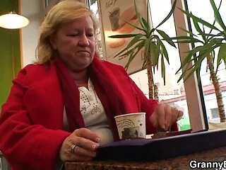 La milf brune salée Missy Monroe chevauche un énorme pénis avec un film porno filles vierges trou du cul en ruine