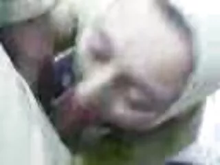 La film porno de vierge mince brune India Summer se fait étirer la chatte avec un tuyau monstrueux