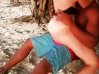 Brunette bushbitch obtient sa chatte excitée percée avec un gode film x femme vierge