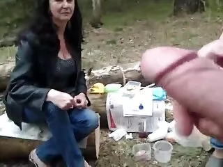 Trois hommes rentrent facilement dans les trous de cette xxx video vierge salope russe sauvage