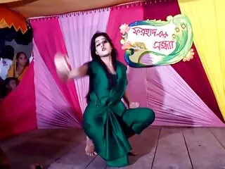 Une maman indienne insatiable parvient à insérer un gode géant dans sa chatte porno vierge arabe affamée