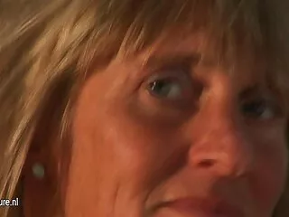Bombasse sale aux cheveux corbeau et son étalon bizarre film sexe vierge ont des relations sexuelles cochonnes devant la caméra