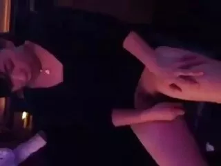 Une MILF élégante sex vierge gratuit suce une bite bien dure en public