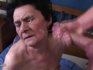 Une brune aux mésanges gaies free porno vierge enfonce sa chatte serrée avec un gode lisse
