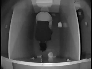 Babe aux cheveux noirs xxx fille vierge extrêmement sexy avec un beau cul se fait prendre en levrette
