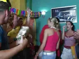 Des salopes porno Bodacious baisent méchantes dans une xxx fille vierge orgie provocante