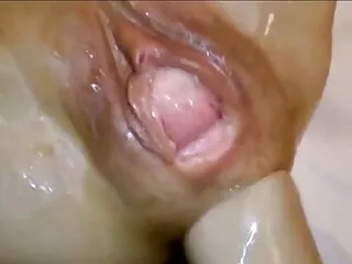 Un caméraman pique une xxx fille vierge adolescente sexy avec une main en plastique