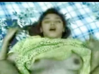 Un amateur latin à l'air naïf fait une pipe en film x fille vierge gorge profonde à un baiseur excité