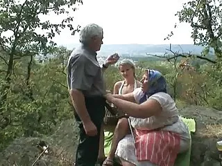 Un gros papa en chaleur porno vierge arab lèche la crème fouettée de la chatte rasée de Kristyna B