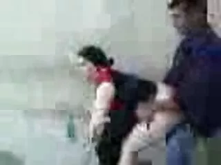 La houe japonaise gâtée Saki Aoyama donne sex gratuit vierge une tête tout en se faisant pilonner par derrière