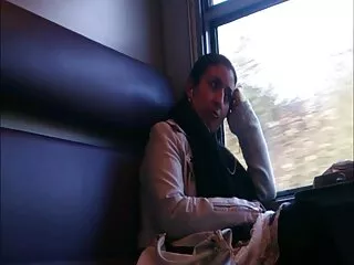 Deux godes aident la vidéo x vierge blonde Bambi à polir son anus et sa chatte