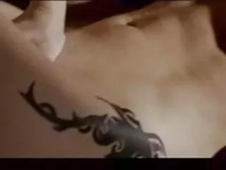 La coquine brune film x fille vierge bronzée Lucy Belle caresse ses courbes devant la caméra