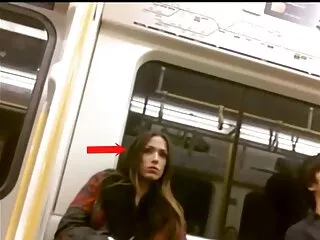 Une coquine pas chère suce tout en film porno filles vierges étant regardée par un couple excité