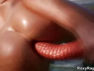 Colocataire film x femme vierge brune tatouée chevauchant un mec excité à l'envers
