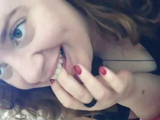 Rebecca Linares, une fille à la peau pâle et piquante, profite d'une grosse bite film porno filles vierges dans tous les trous