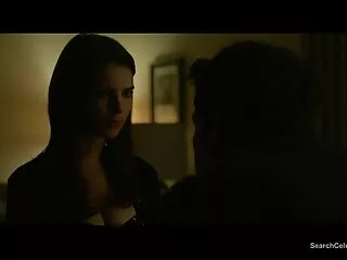 Deux grosses porno arabe vierge brunes juggées chevauchent une grosse bite et se font éjaculer en trio