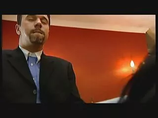 Gros vibromasseur puissant dans le jeu BDSM film sexe vierge avec Sarah Jane Ceylon