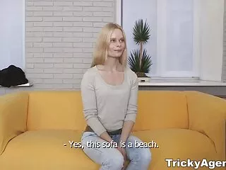 La transsexuelle en bikini et talons hauts Andrea Dimaggio se fait baiser par un jardinier noir homme vierge porno